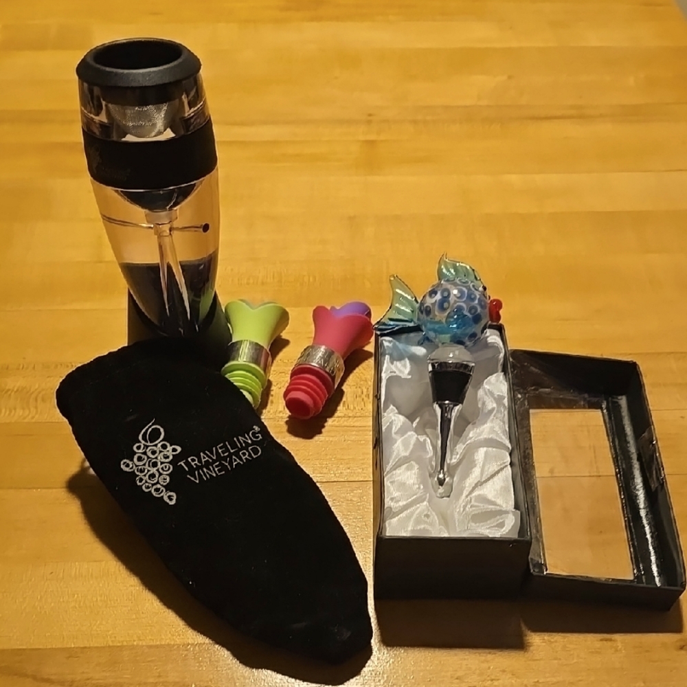 Traveling Vineyard Wine Accessories Set Plus Topper
